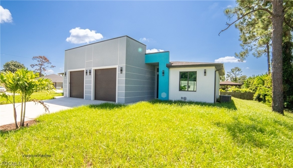 2401/2403 Matena Avenue S - Photo 1
