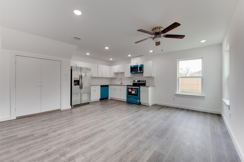 8128 Sterlingshire Street - Photo 2