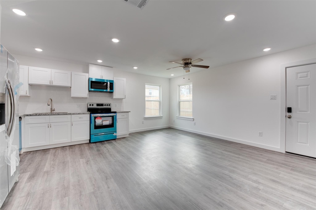 8128 Sterlingshire Street - Photo 3