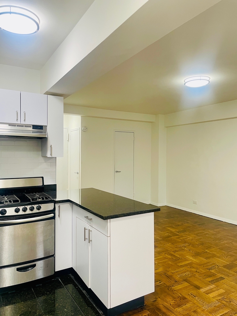 20 Beekman Place, 5E - Photo 2