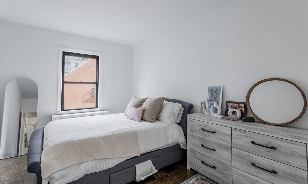 235 West 22nd Street - Photo 2