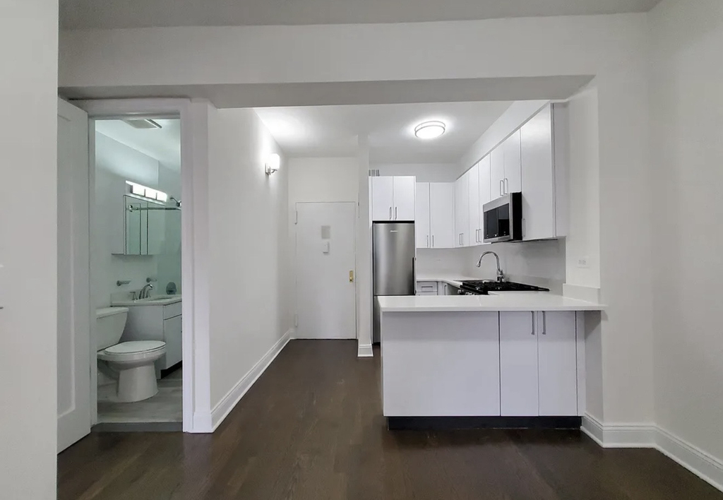 235 West 22nd Street - Photo 4