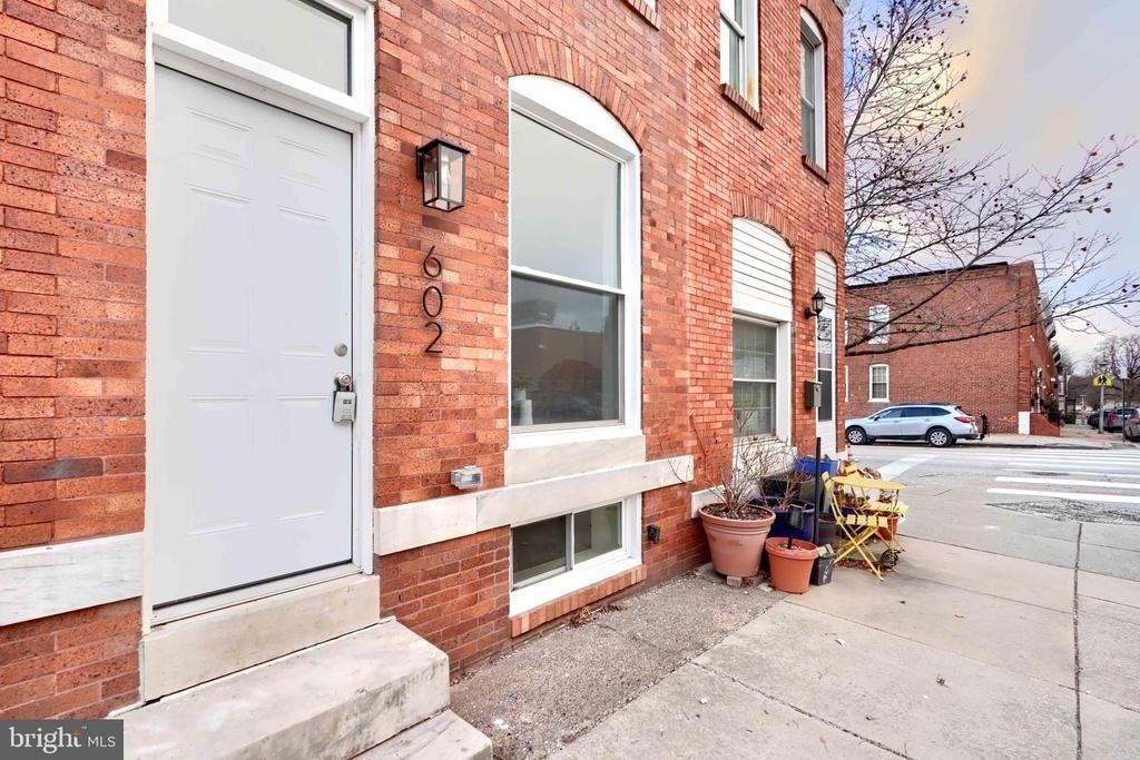 602 S Streeper Street - Photo 1