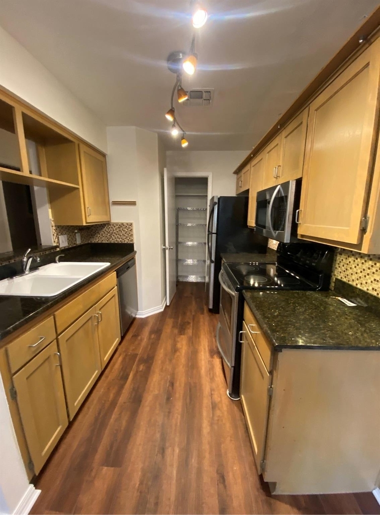 2906 West Ave - Photo 1