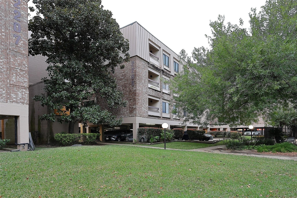 2209 S Braeswood Boulevard - Photo 11