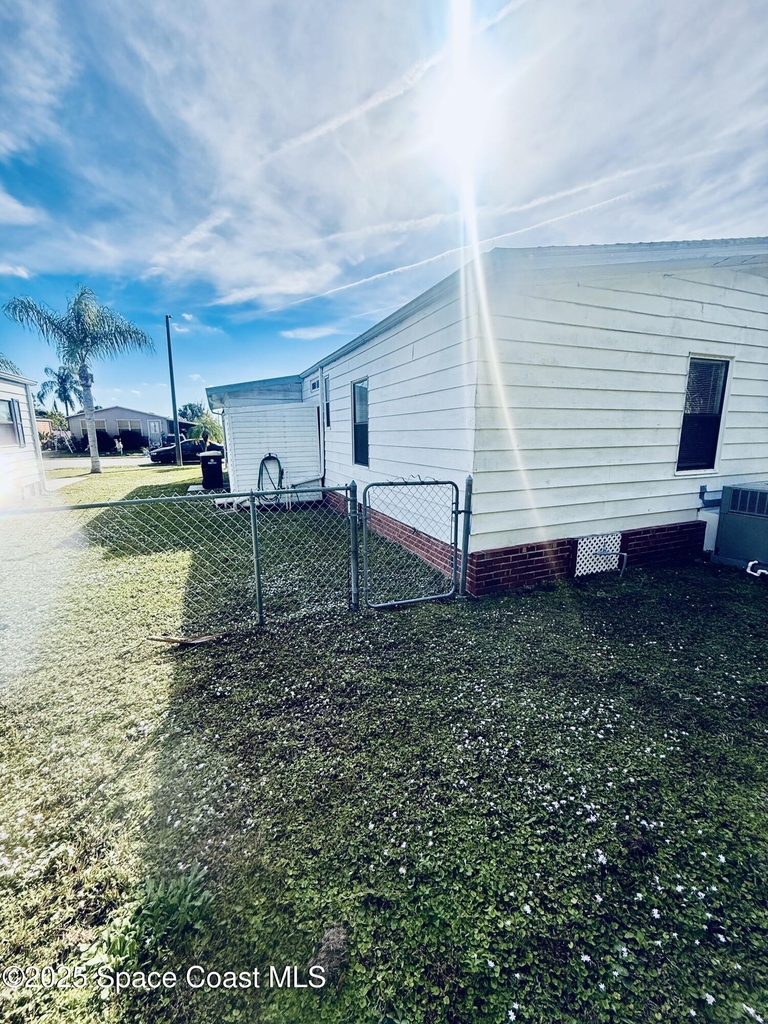 2399 Coconut Palm Drive Ne - Photo 16