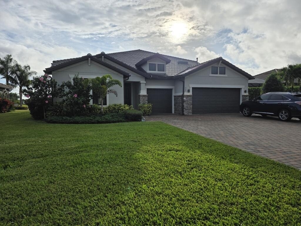 527 Se Vallarta Drive - Photo 1