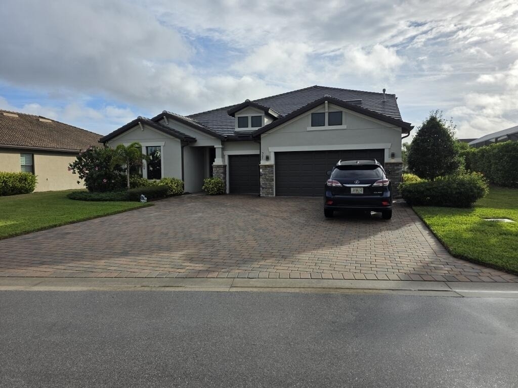 527 Se Vallarta Drive - Photo 0