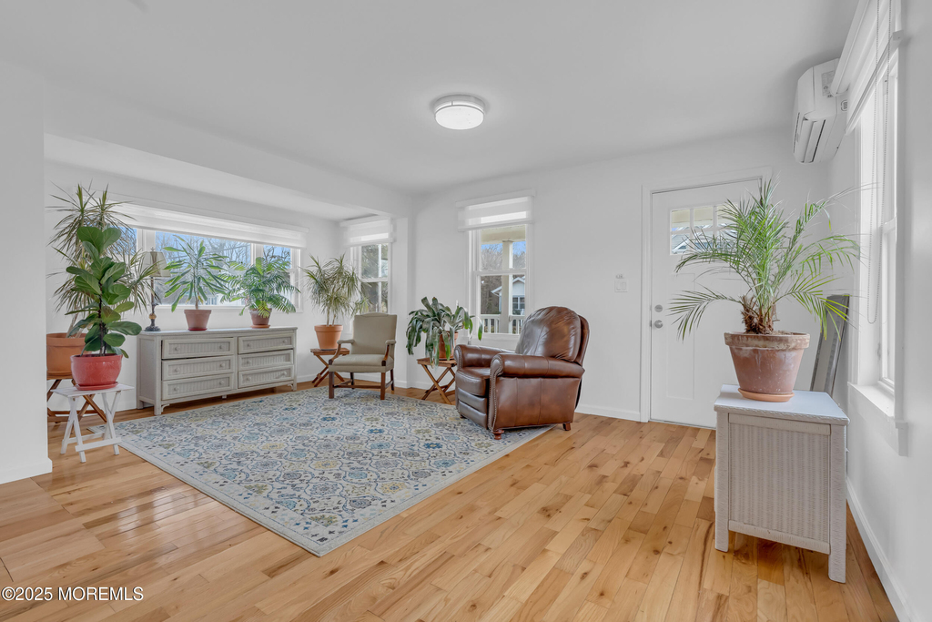 323 Roosevelt Avenue - Photo 3