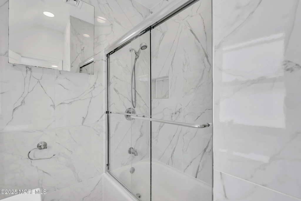 323 Roosevelt Avenue - Photo 12