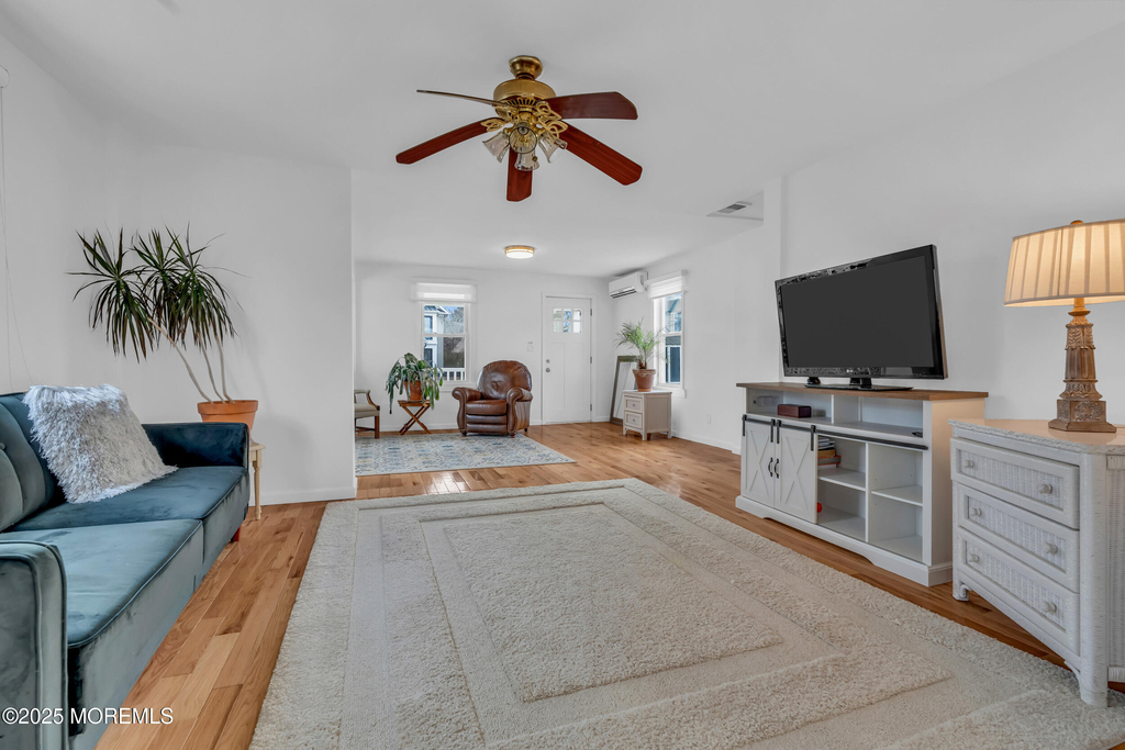 323 Roosevelt Avenue - Photo 2