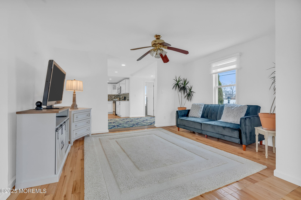 323 Roosevelt Avenue - Photo 5