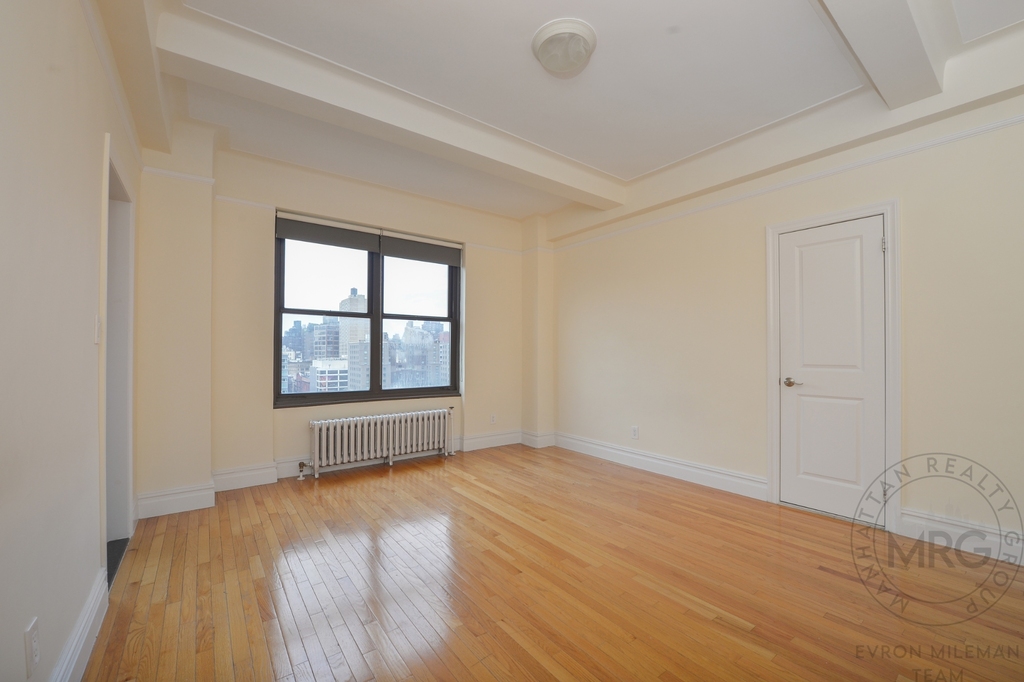 E 10th st / 2nd Ave - Photo 2