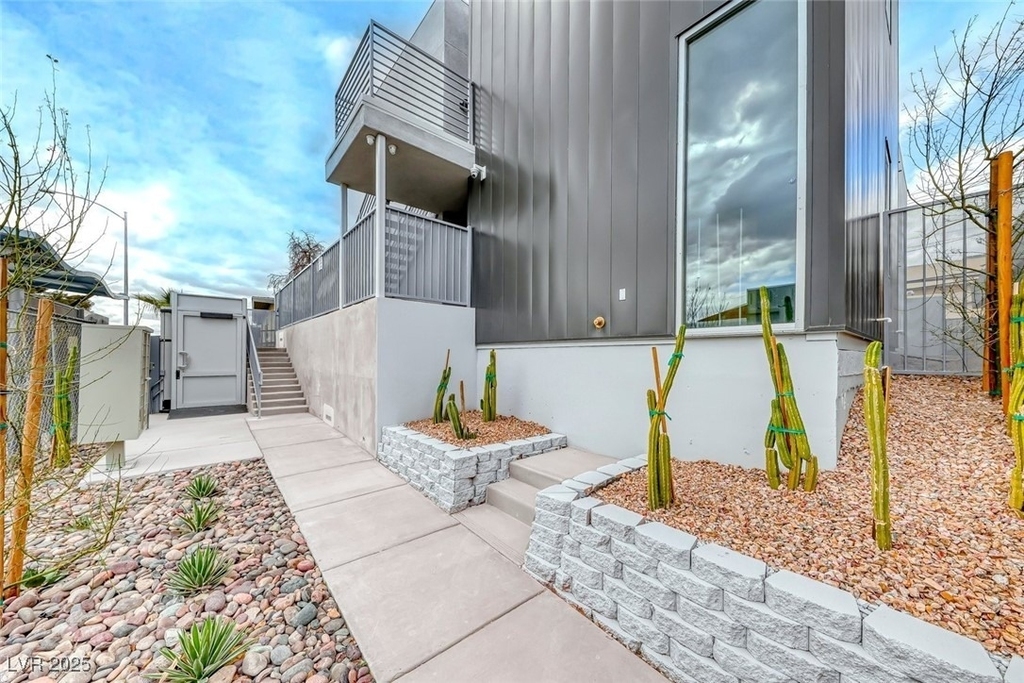 304 S Maryland Parkway - Photo 3