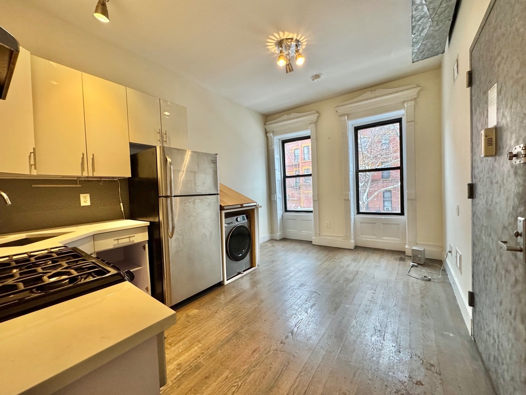 364 Bainbridge Street - Photo 0