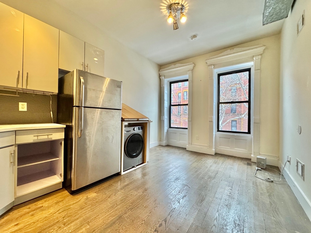 364 Bainbridge Street - Photo 3