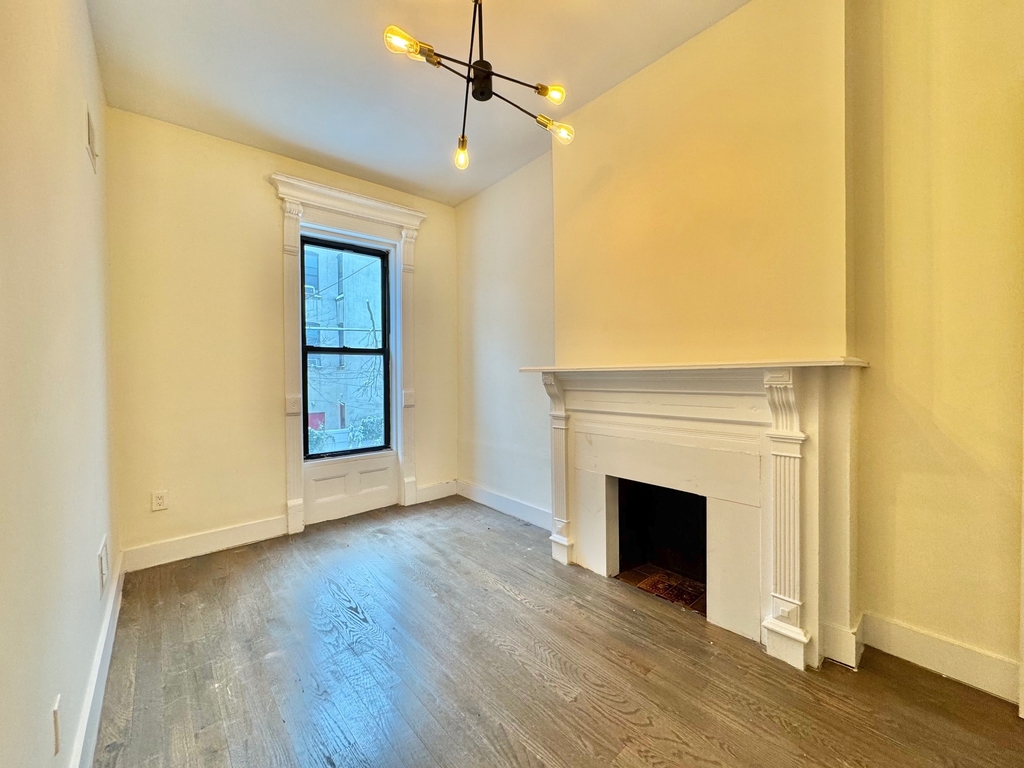 364 Bainbridge Street - Photo 2
