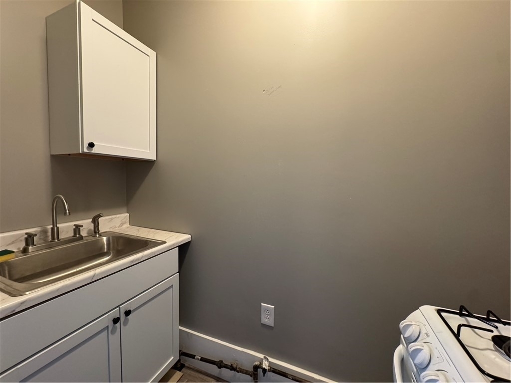2042 Dewey Avenue - Photo 2