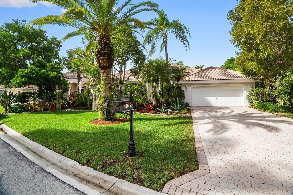 1012 Sw 156th Avenue - Photo 0