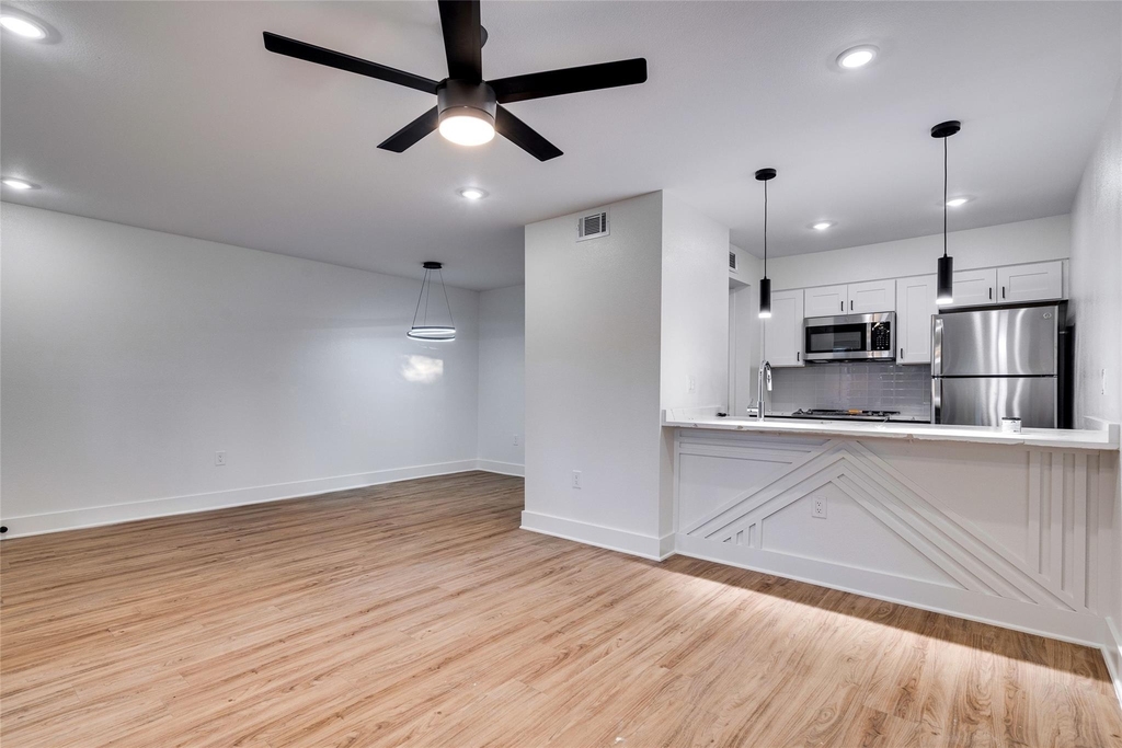 704 W 21st St - Photo 1