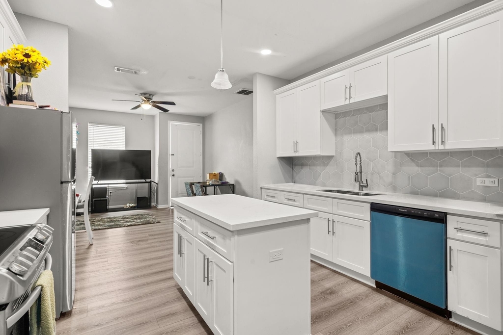 8534 Woodlyn Road - Photo 12