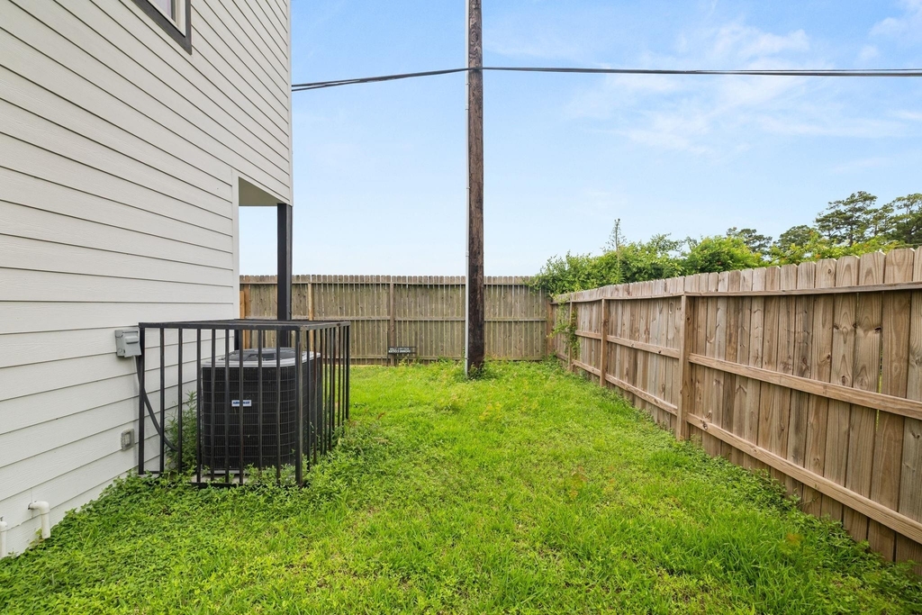 8534 Woodlyn Road - Photo 2