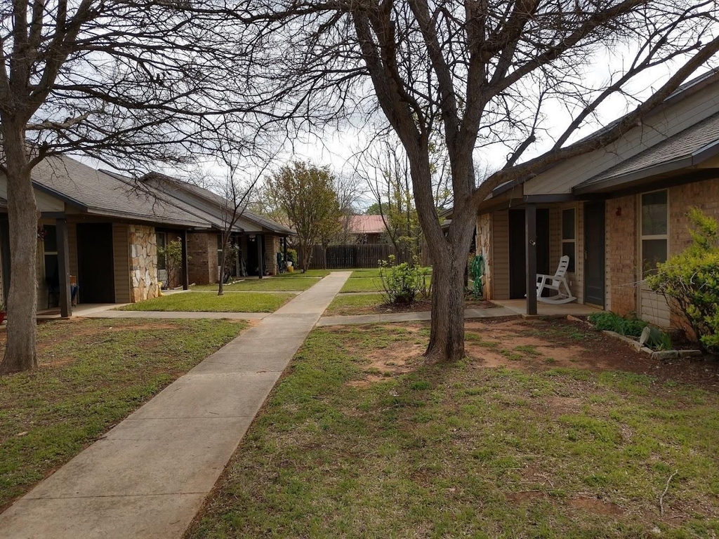 591 E Highway Street - Photo 0