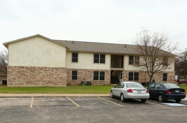 909 W 7th St - Photo 2