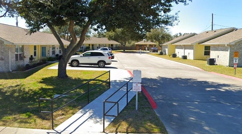 1201 N Live Oak - Photo 2