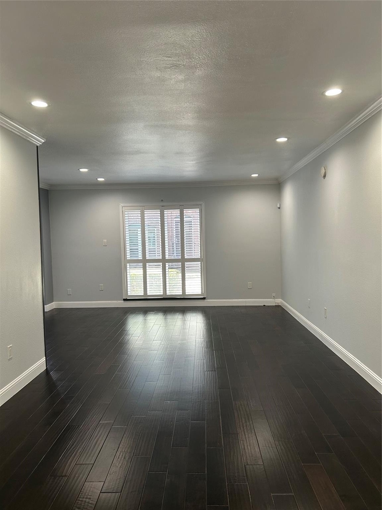 840 Threadneedle Street - Photo 1