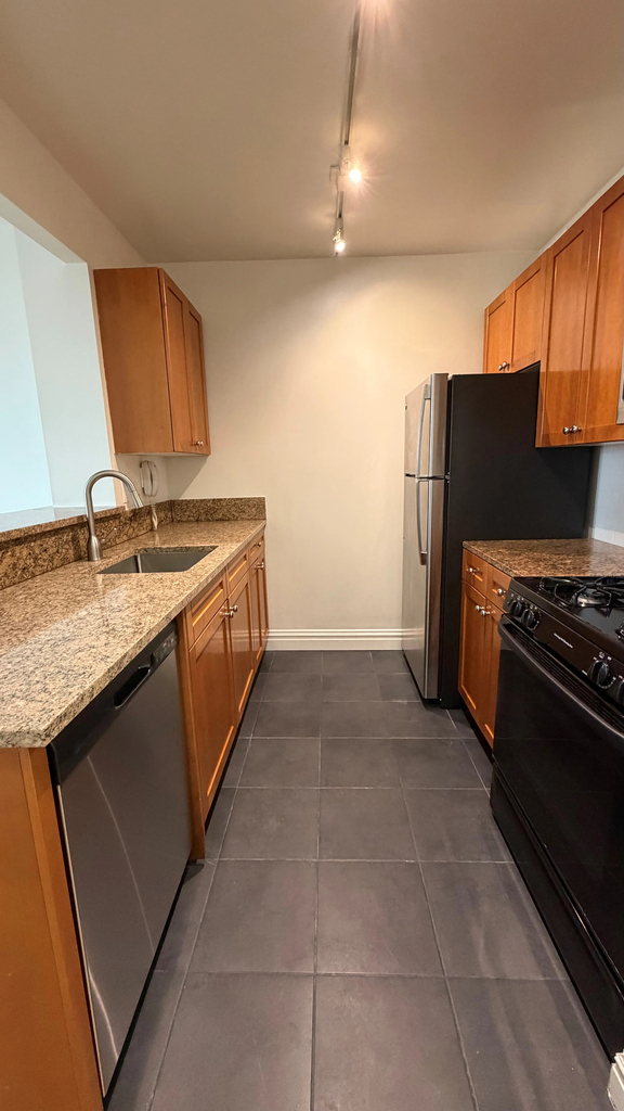 1500 Lexington Avenue - Photo 2