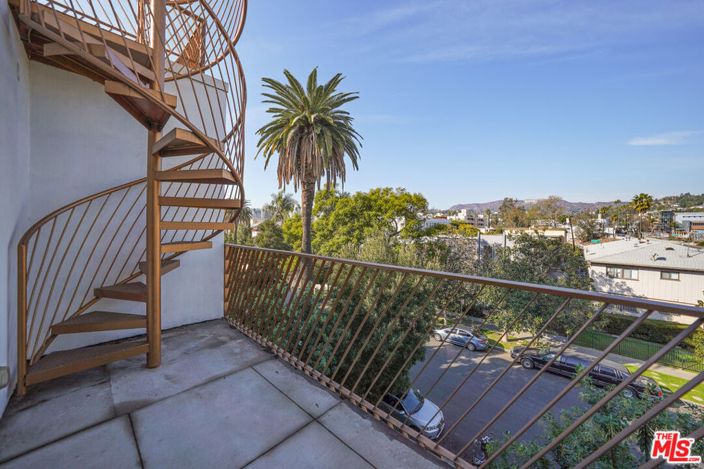 5800 Harold Way - Photo 5