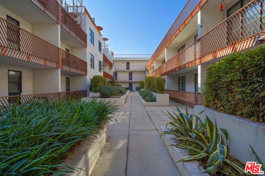 5800 Harold Way - Photo 20