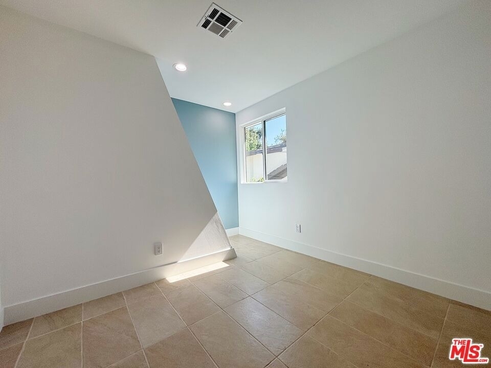 713 Devirian Place - Photo 11