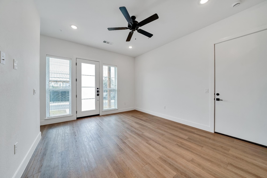 1601-340 Mustang Drive - Photo 3