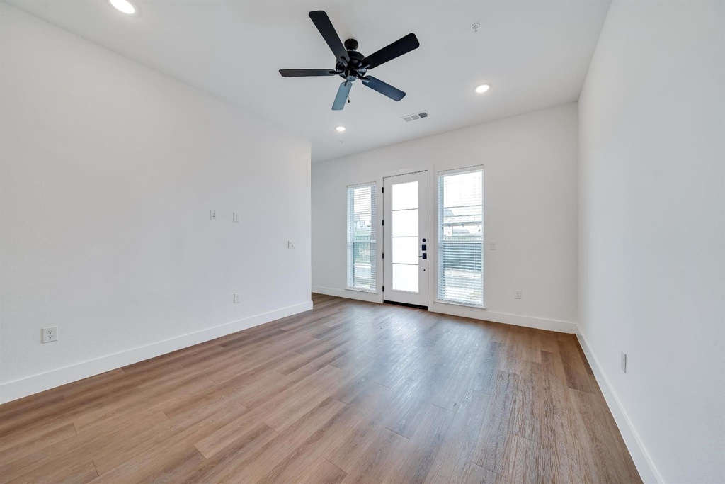 1601-340 Mustang Drive - Photo 2