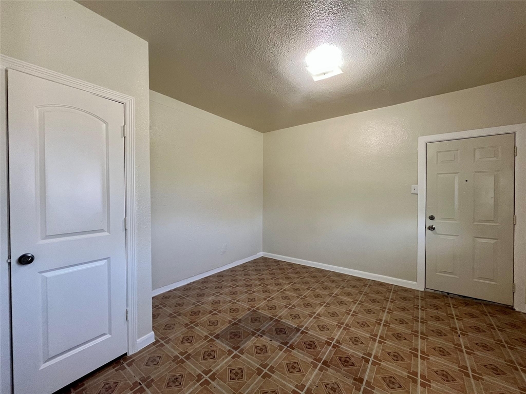 2705 Lorraine Street - Photo 4