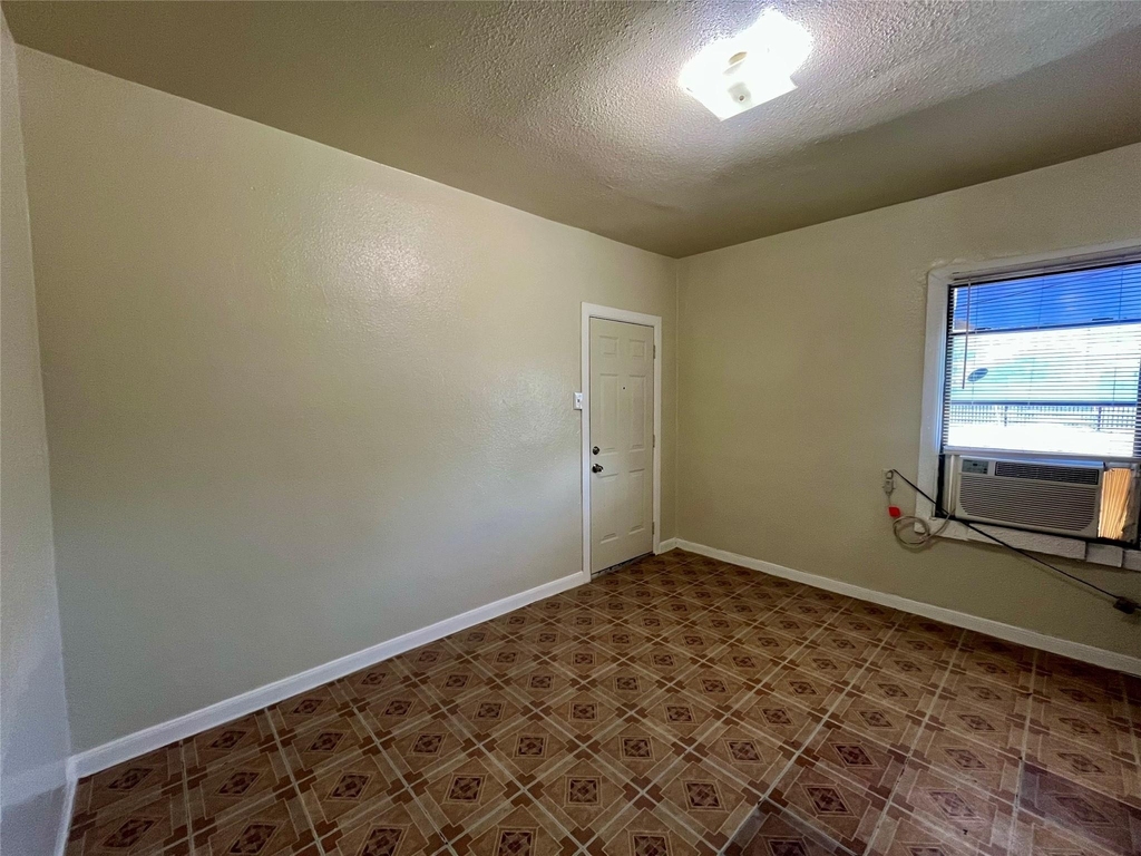 2705 Lorraine Street - Photo 2