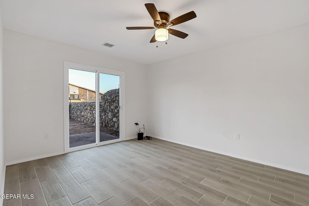 3016 Glen Drive - Photo 3