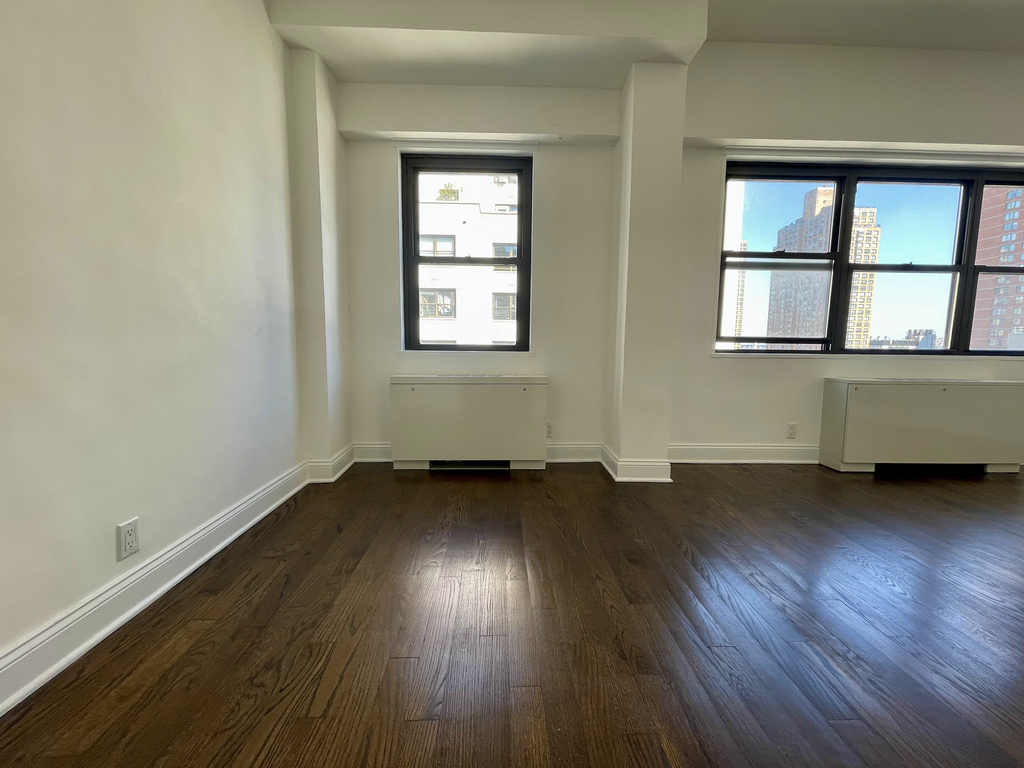 East 89th Street - Photo 10
