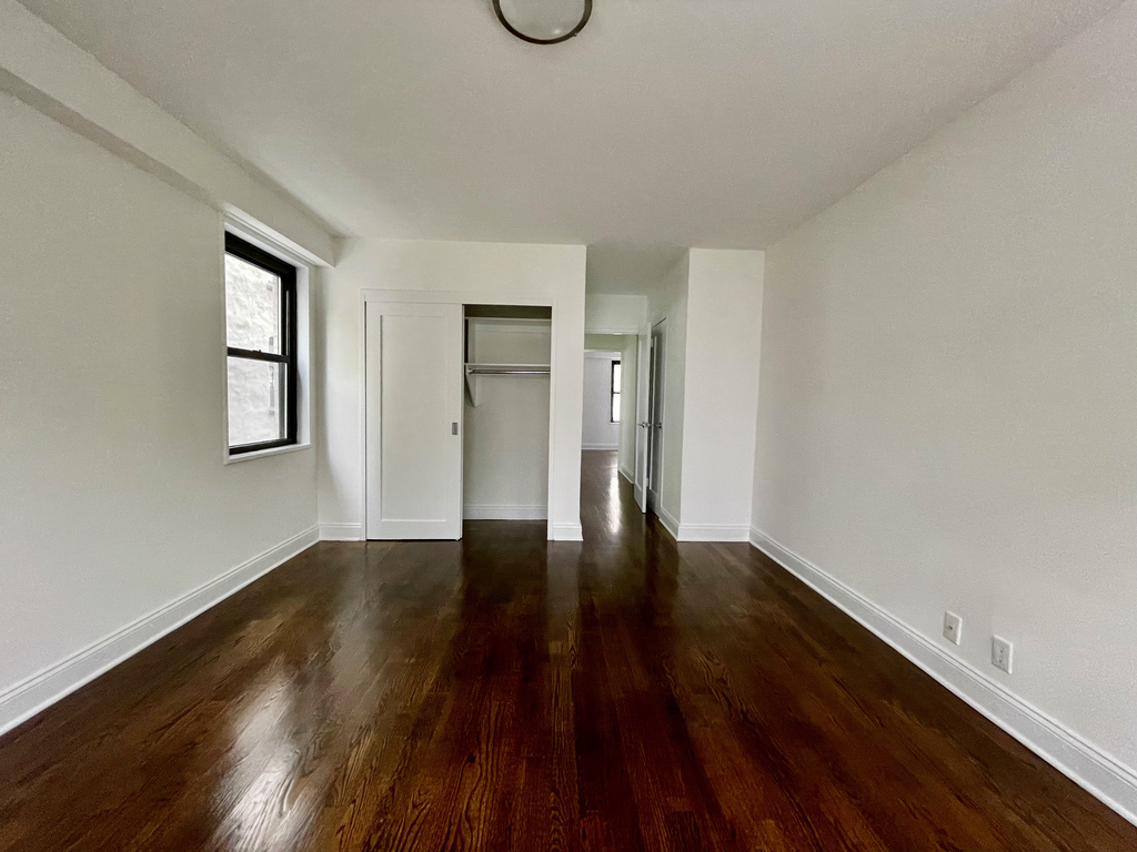 East 89th Street - Photo 11