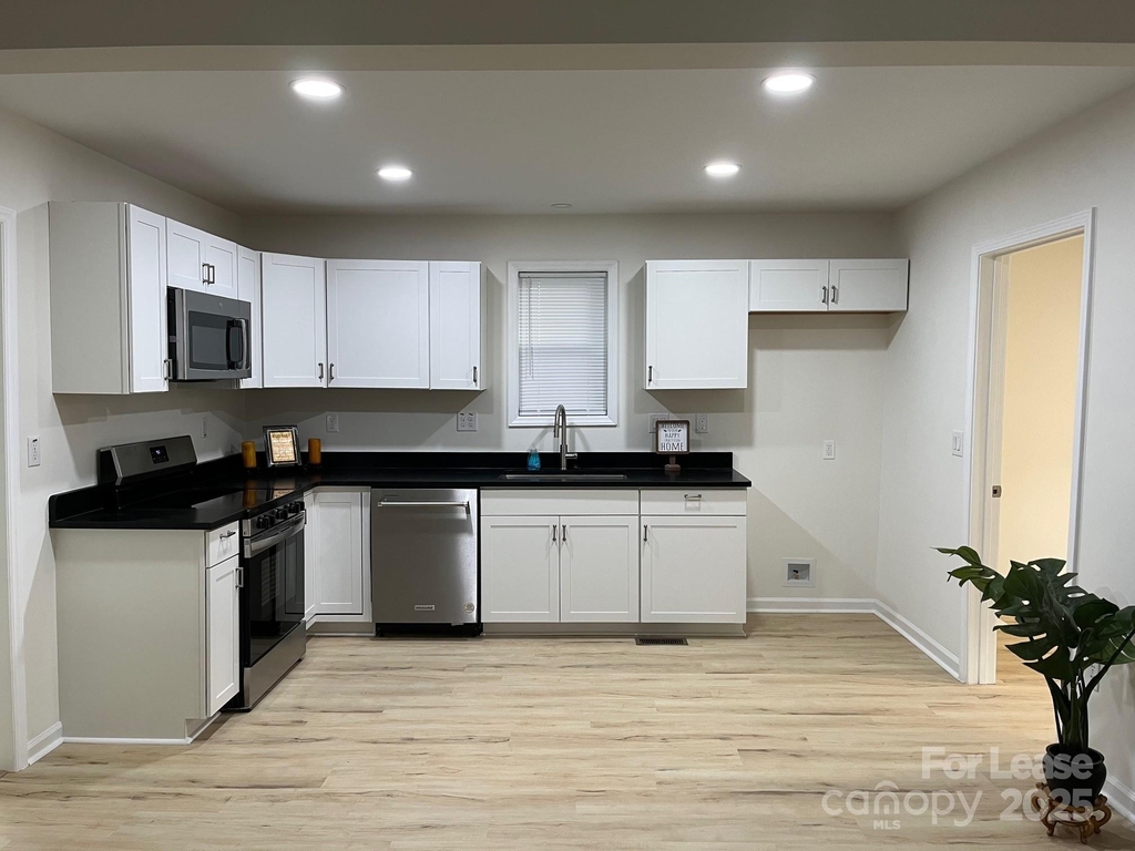 39 E White Street - Photo 4