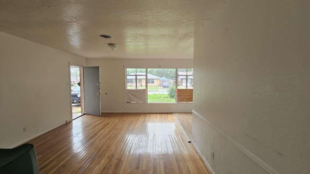 121 E Riverwood Drive - Photo 2