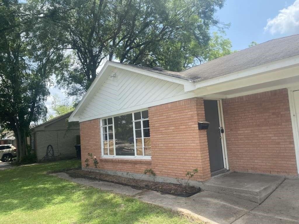 121 E Riverwood Drive - Photo 1