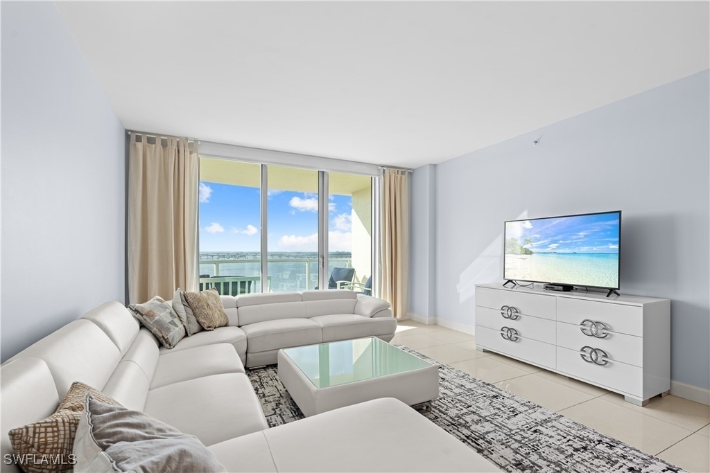 3000 Oasis Grand Boulevard - Photo 3