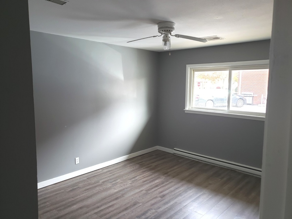908 Greenbrier Road - Photo 3