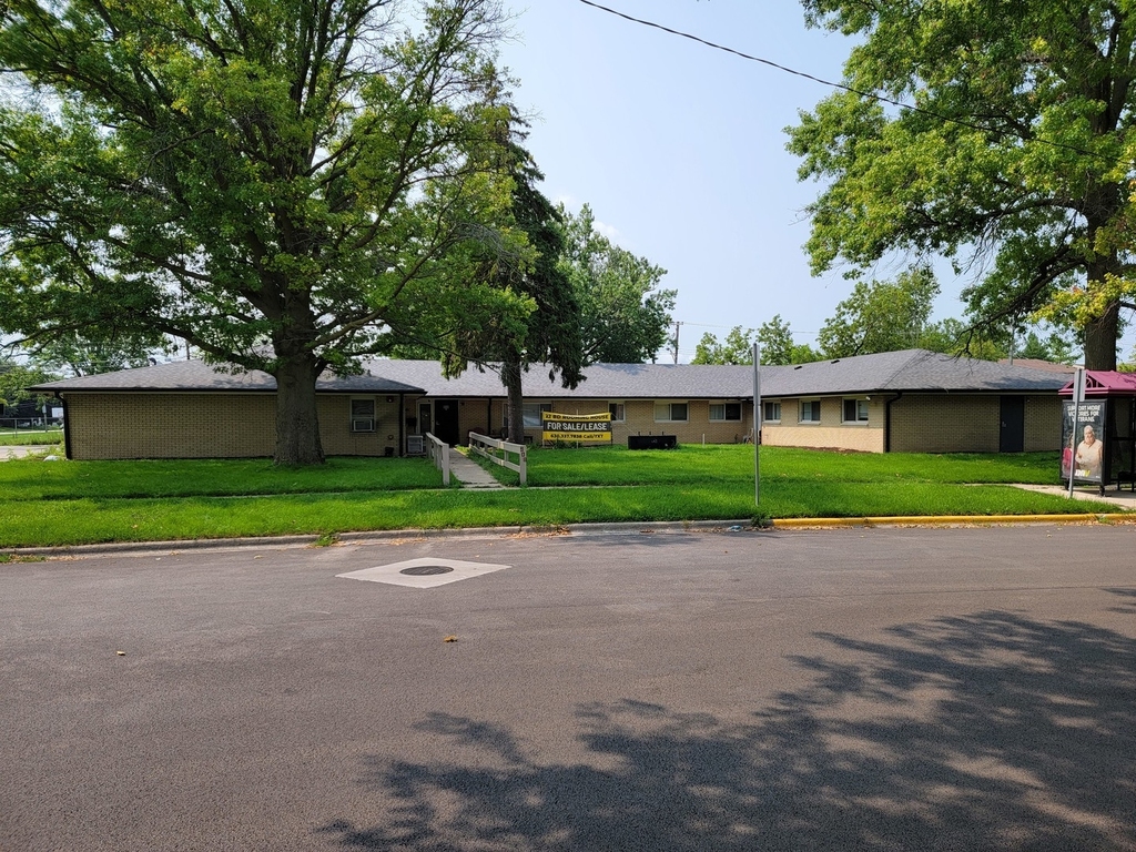 908 Greenbrier Road - Photo 0