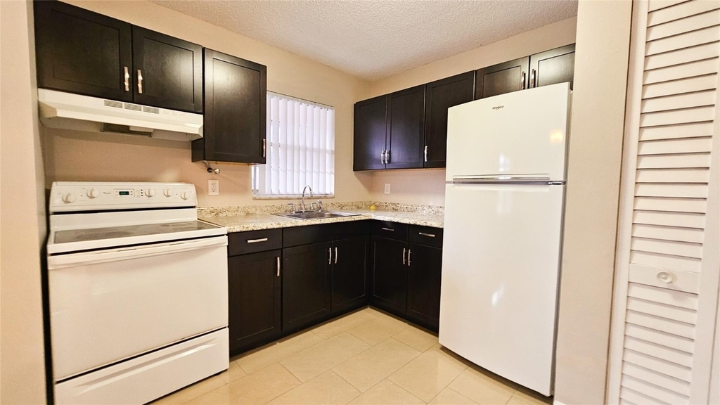 416 Lakeside Drive - Photo 2