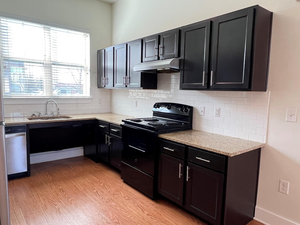2400 Louis Henna Blvd - Photo 16