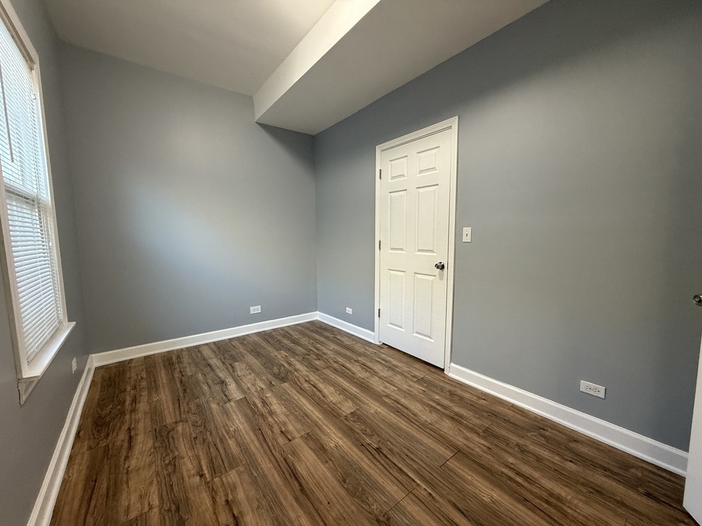 9738 S Avenue L - Photo 4